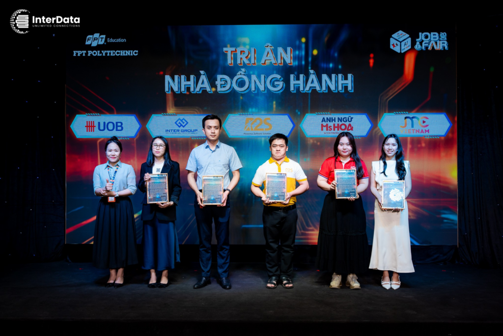 Top 14+ Công Ty Tài Trợ Sự Kiện Cho Sinh Viên 2026: Cách Tìm 2 InterData-Dong-Hanh-Cung-FPT-Polytechnic-Job-Fair-2025
